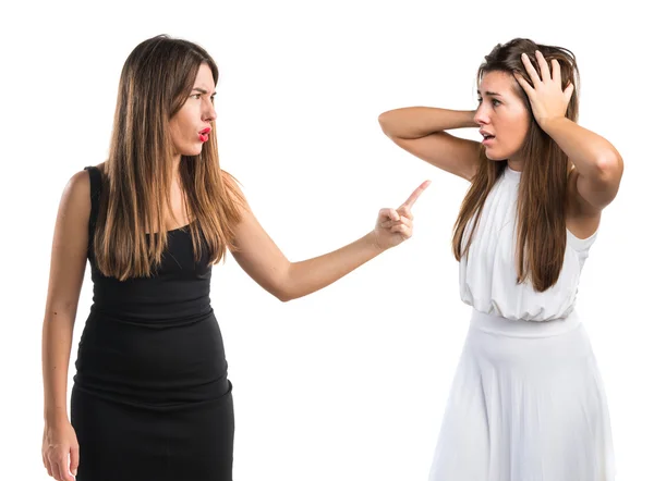 Женщина кричит на свою сестру — стоковое фото