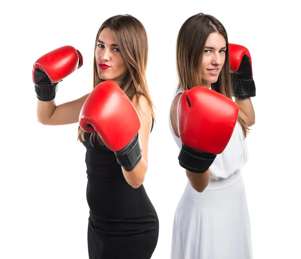 Tweelingzusjes met bokshandschoenen — Stockfoto