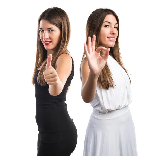 Hermanas gemelas con pulgar hacia arriba —  Fotos de Stock