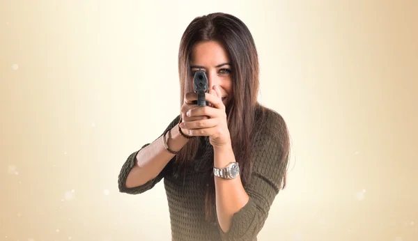 Mulher atirando com uma pistola — Fotografia de Stock