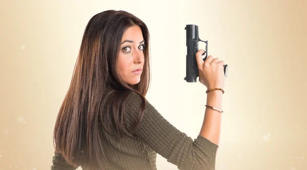 Bir tabanca tutan kadın — Stok fotoğraf