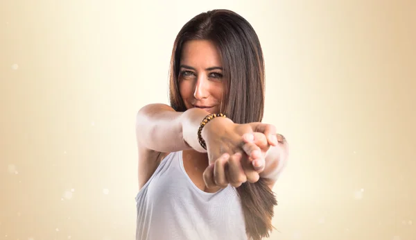 Woman making gun gesture — Stock Photo, Image