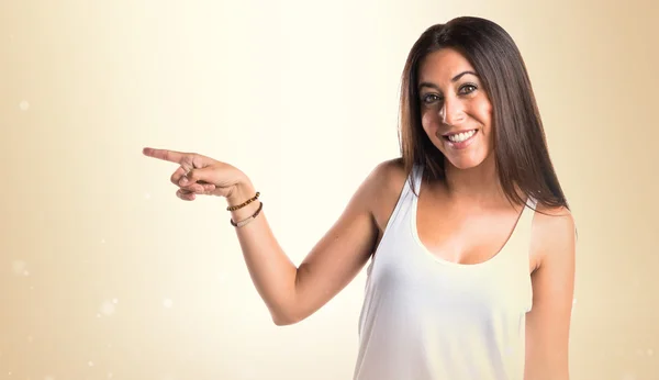 Woman pointing to the lateral — Stock Photo, Image