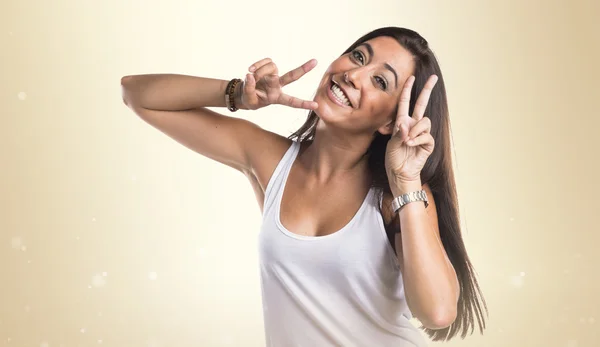 Woman doing victory gesture — Stock Photo, Image