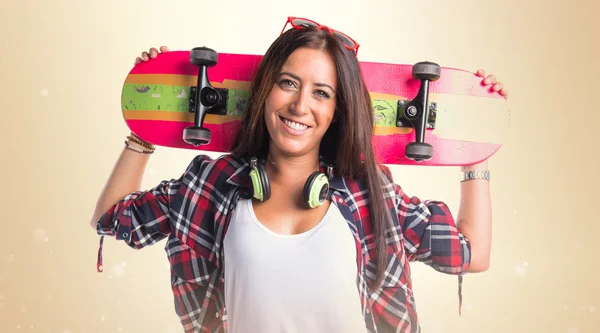 Schöne Frau mit einem Skateboard — Stockfoto