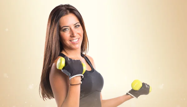 Esporte mulher fazendo levantamento de peso — Fotografia de Stock
