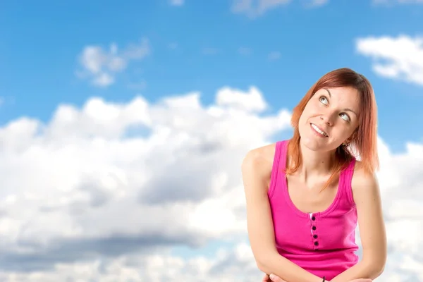 Junges hübsches Mädchen schaut über weißen Hintergrund nach oben — Stockfoto