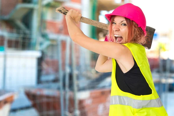 Arbeitsfrau mit Axt vor weißem Hintergrund — Stockfoto