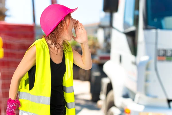 Werknemer vrouw schreeuwen over geïsoleerde witte achtergrond — Stockfoto
