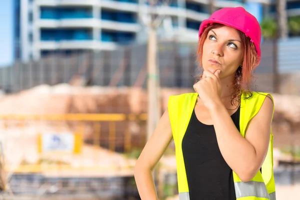 Lavoratrice donna pensare oltre isolato bianco sfondo — Foto Stock