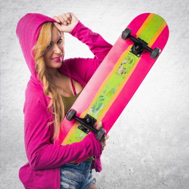 Kaykaycı Kız pembe kazak ile