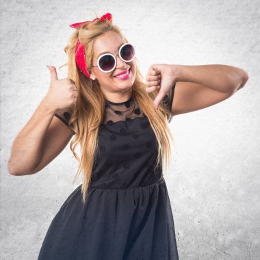 Pin-up kızı iyi-kötü işaret yapma