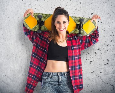 Mutlu kadın kaymak ile poz