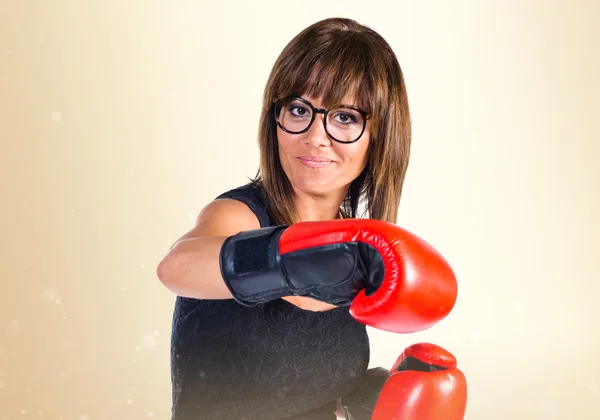 Mulher com luvas de boxe — Fotografia de Stock