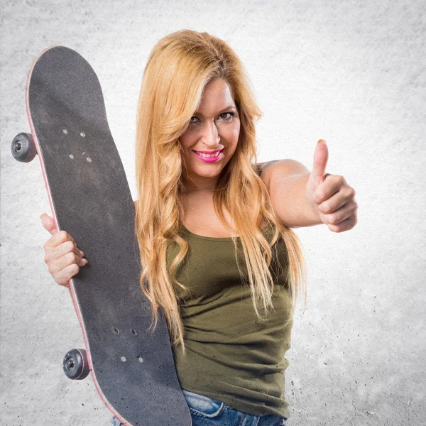Skateboardista dívka s palcem nahoru — Stock fotografie