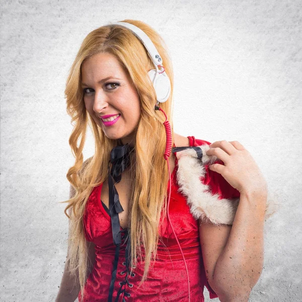 Weihnachtsfrau hört Musik — Stockfoto