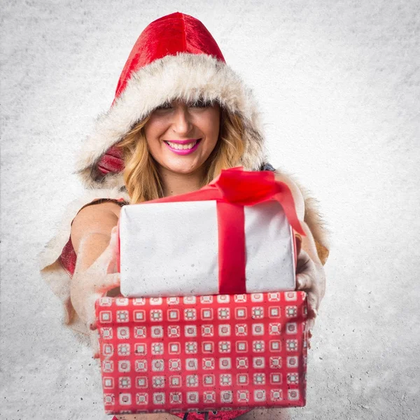 Mulher de Natal segurando um presente — Fotografia de Stock