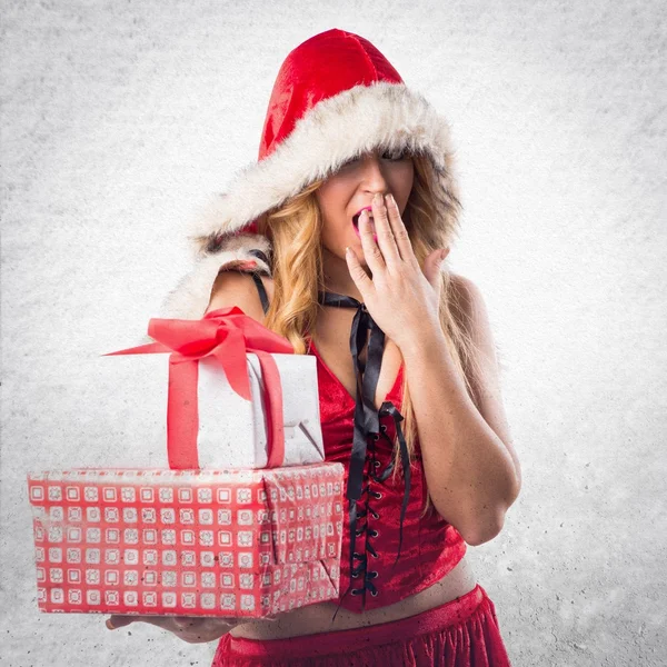 Holding egy ajándék karácsony nő — Stock Fotó