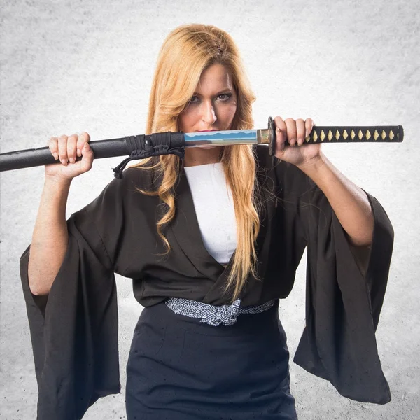 Kvinna klädd som samurai — Stockfoto