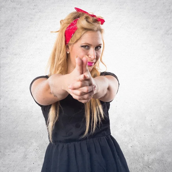 Pin-up ragazza fare pistola gesto — Foto Stock