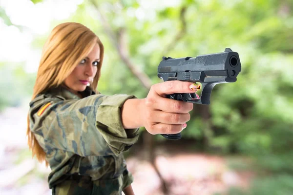 Wojskowych kobieta strzelanie broń — Zdjęcie stockowe