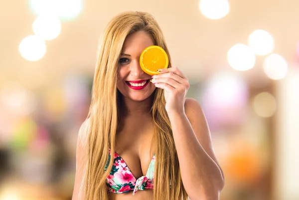 Fiatal nő, narancs szelet — Stock Fotó