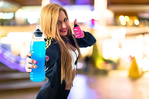 Sport woman holding energy drink — Stock Photo, Image