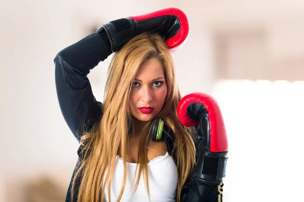 Sexig blond tjej med boxhandskar — Stockfoto