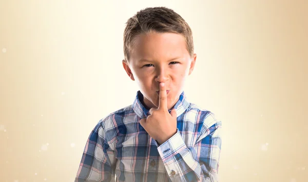 Criança fazendo gesto de silêncio — Fotografia de Stock