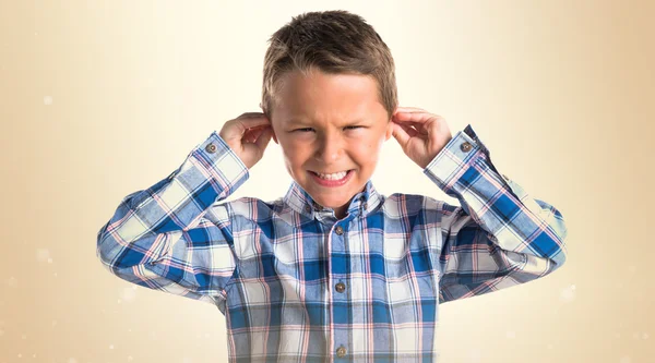 Παιδί που καλύπτουν τα αυτιά του — Φωτογραφία Αρχείου