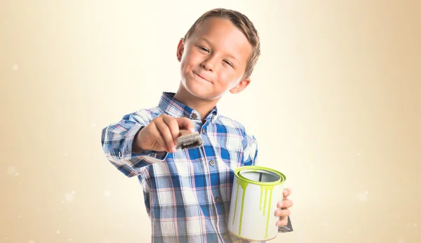 Niño sosteniendo una olla de pintura —  Fotos de Stock