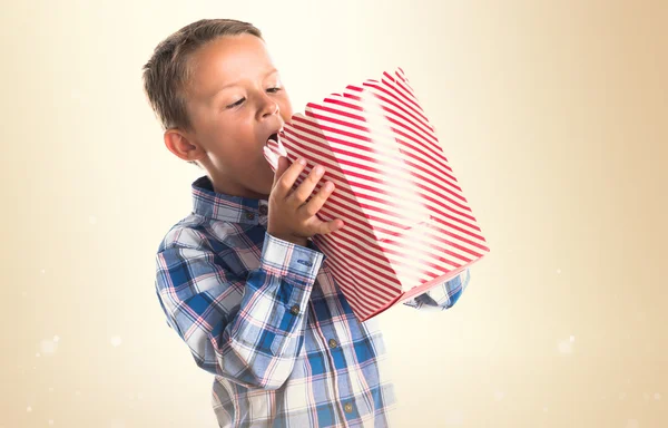 Kind mit ockerfarbenem Hintergrund — Stockfoto