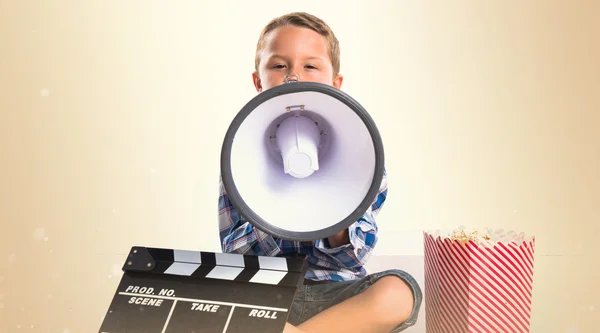 Klaket ve megafon tarafından bağırarak popcorns çocuk — Stok fotoğraf