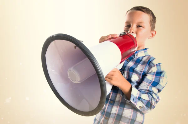 Criança gritando por megafone — Fotografia de Stock