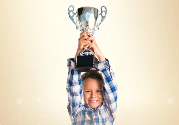 Un gamin tenant un trophée — Photo