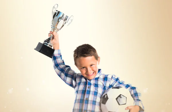 Dítě drží fotbalový pohár — Stock fotografie