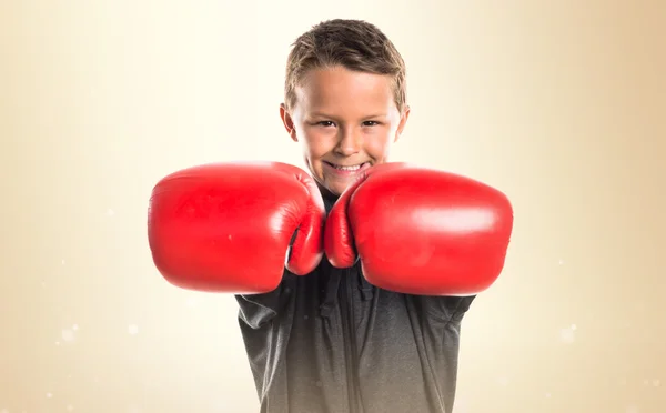 Niño con guantes de boxeo — Foto de Stock