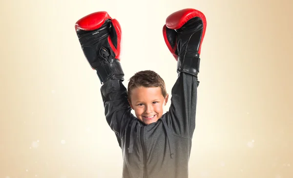 Ragazzo con i guanti da boxe — Foto Stock