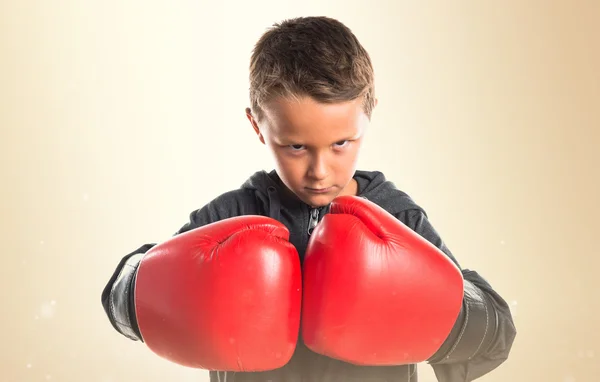 Niño con guantes de boxeo —  Fotos de Stock