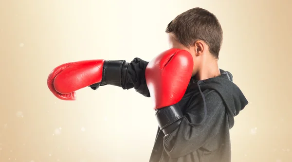 Niño con guantes de boxeo — Foto de Stock