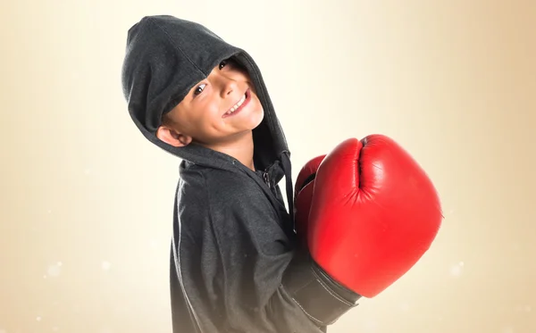 Niño con guantes de boxeo —  Fotos de Stock