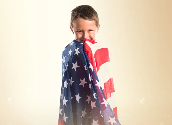 Miúdo segurando uma bandeira americana — Fotografia de Stock
