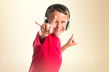 Boynuz jest yapma evlat müzik dinleme