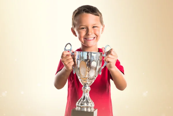 Niño sosteniendo un trofeo —  Fotos de Stock