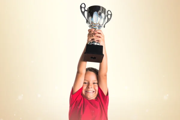 Criança segurando um troféu — Fotografia de Stock