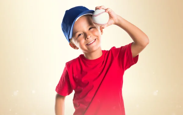 Niño rubio jugando béisbol —  Fotos de Stock