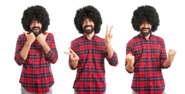 Zafer jest yapan Afro erkek