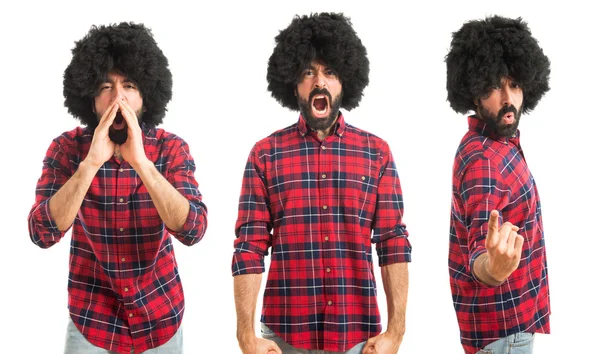 Afro-Mann schreit und zeigt — Stockfoto