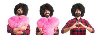 Afro adam büyük bir kalp tutan