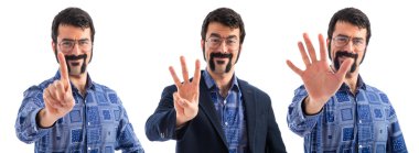 Vintage genç adam bir sayma